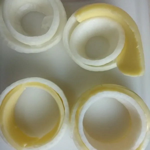 Masukkan irisan mozarella diantara dua irisan bawang bombay. Lakukan hingga habis. Simpan di dalam freezer selama 1 jam.