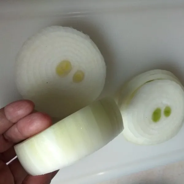 Kupas bawang bombay lalu iris dan bagi 3 bagian.