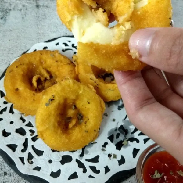 Sajikan saat masih hangat dengan cocolan saus.