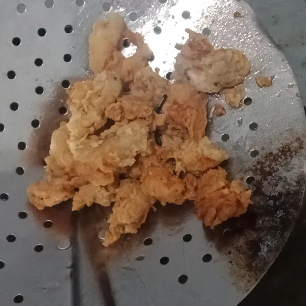 Goreng udang sampai kecoklatan lalu tiriskan.