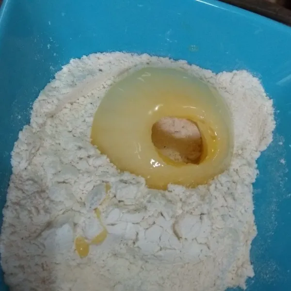 Masukkan bawang bombay ke dalam tepung.