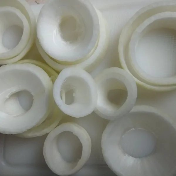 Lepaskan tiap lapisan bawang bombay dan pasangkan dengan yang lebih kecil.