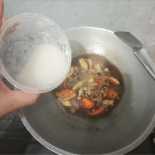 Larutkan tepung maizena, tuangkan sambil diaduk rata sambil dikoreksi rasa.