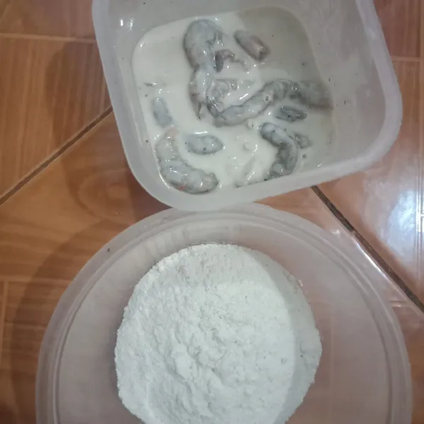 Kupas udang, bagi dua tepung menjadi adonan kering dan basah. Celupkan udang ke dalam adonan basah lalu lapisi dengan adonan kering.