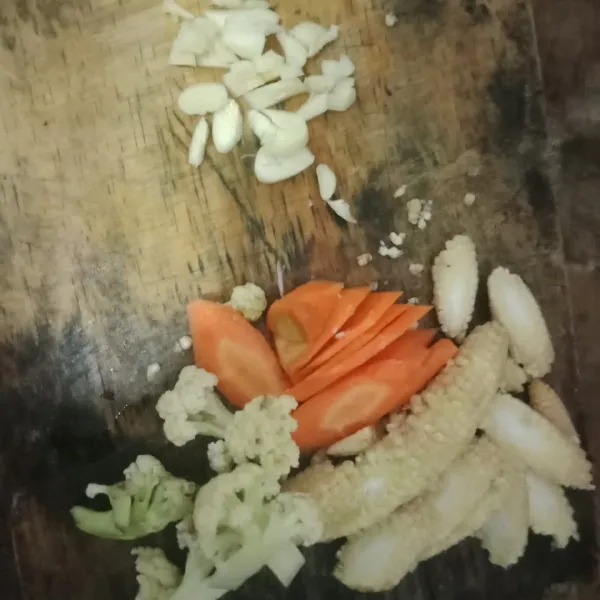 Cincang bawang putih dan cuci bersih sayuran lalu potong sesuai selera.