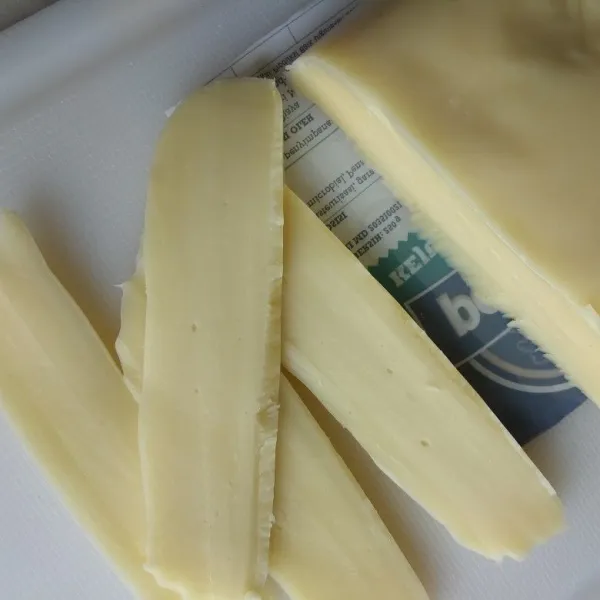 Siapkan mozzarella yang diiris tipis.