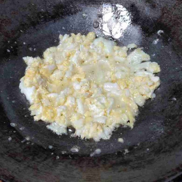 Panaskan sedikit minyak kemudian masukkan telur lalu orak-arik, masak hingga telur matang, angkat dan sisihkan.