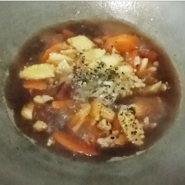 Masukkan kecap manis, saus tiram, saus sambal, lada hitam, dan garam. Aduk hingga rata.
