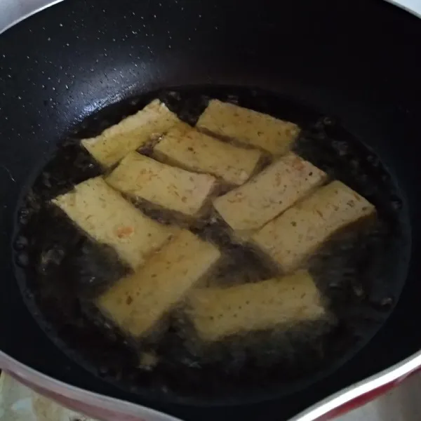 Dinginkan dan potong-potong lalu goreng hingga kecoklatan. Nugget tempe ini bisa jadi frozen food.