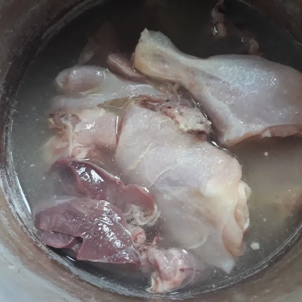 Rebus ayam dengan bumbu ungkep hingga air menyusut, angkat dan tiriskan.