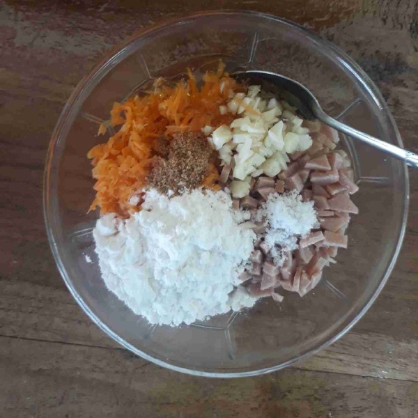 Masukkan wortel, sosis, tepung tapioka, bawang putih, garam, kaldu bubuk, dan sisa putih telur. Aduk sampai rata.
