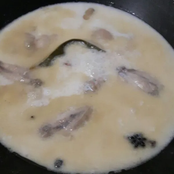 Saat mendidih masukan santan, aduk terus supaya santan tidak pecah. Masak sampai kuah mendidih lagi.