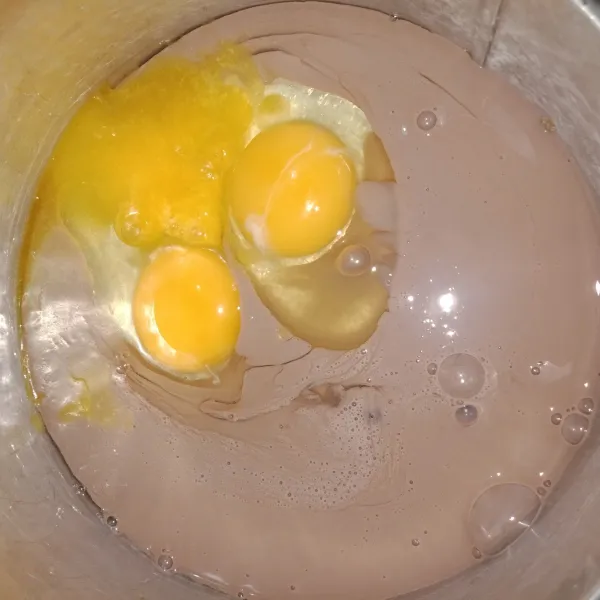 Campurkan telur, garam, susu, dan blueband jadi satu, kocok sampai tercampur rata.