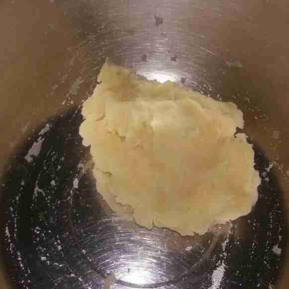 Cuci bersih kentang lalu rebus hingga kentang matang. Biarkan hingga agak dingin lalu kupas kentang dan lumatkan hingga halus.