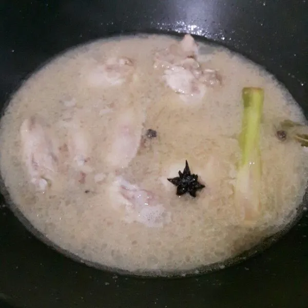 Tuang air, beri garam gula, merica, dan kaldu bubuk jamur. Aduk rata, masak terus sampai mendidih dan ayam hampir matang.