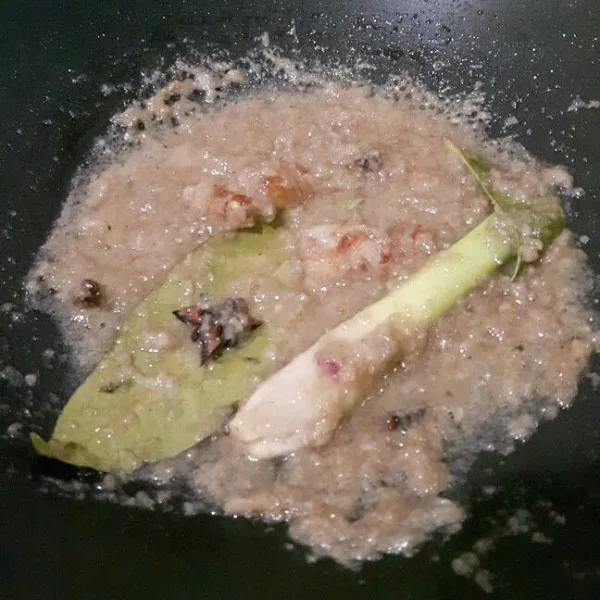 Panaskan minyak sayur, tumis bumbu halus sampai harum, masukan salam, serai, kapulaga, cengkeh, dan kembang lawang. Aduk hingga rata kemudian tumis bumbu sampai matang.