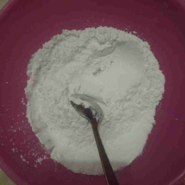 Aduk rata tepung beras dan tepung tapioka.