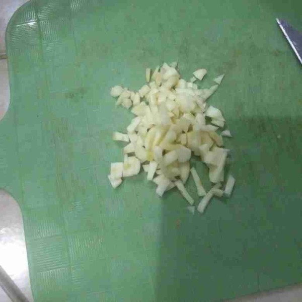 Rajang halus bawang putih.
