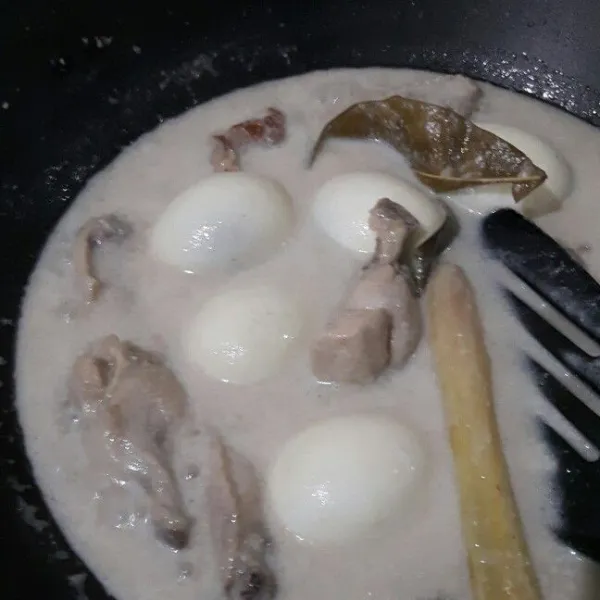 Lanjutkan masak dengan api kecil sampai ayam lunak dan kuah agak mengental. Koreksi rasa. Angkat dan siap disajikan.