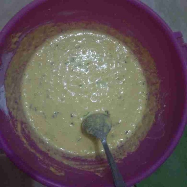Tuang blenderan jagung ke dalam wadah tepung. Masukkan irisan seledri, aduk rata dan koreksi rasa.
