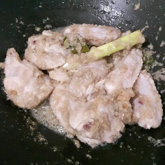 Masukan potongan sayap ayam, aduk rata. Masak sampai ayam berubah warna.