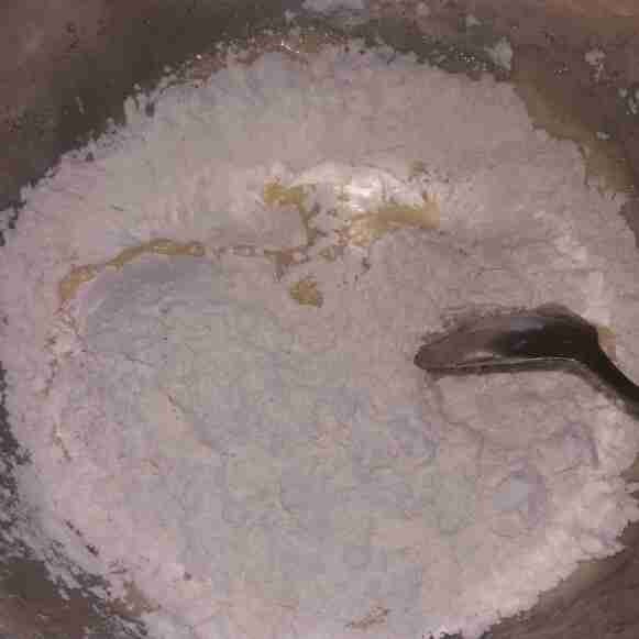 Tuang 250 gr tepung terigu.