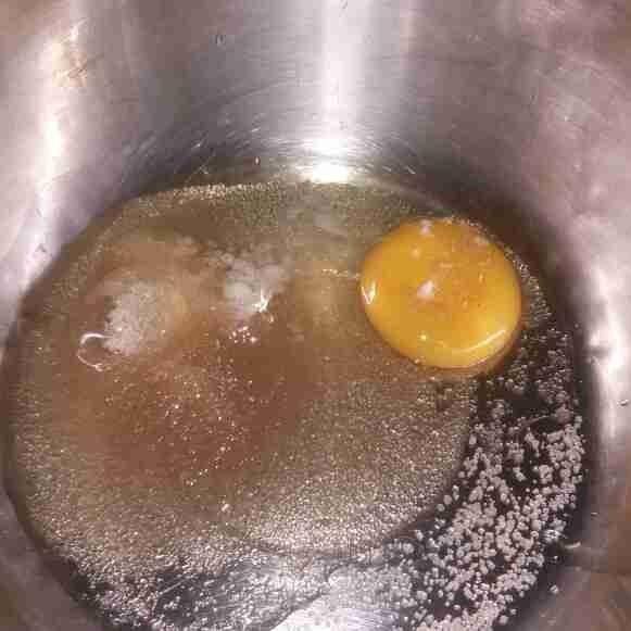 Campur gula, telur, dan garam ke dalam satu wadah.