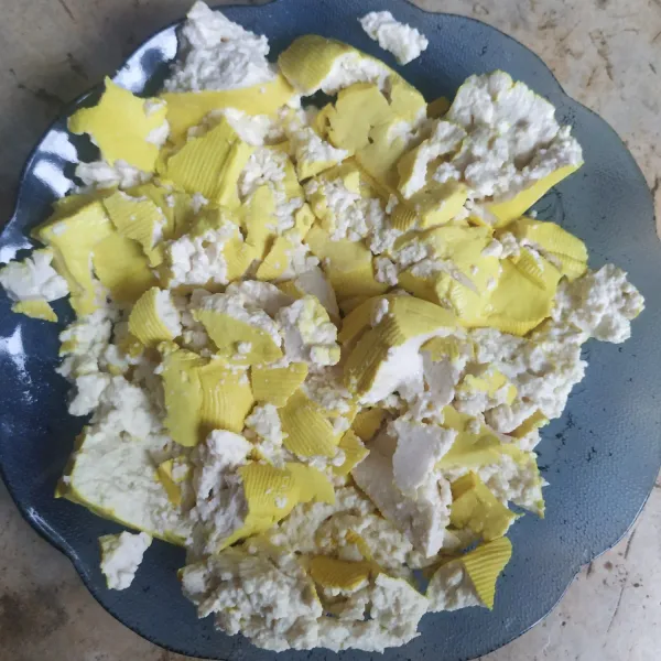 Hancurkan kasar menggunakan sendok.