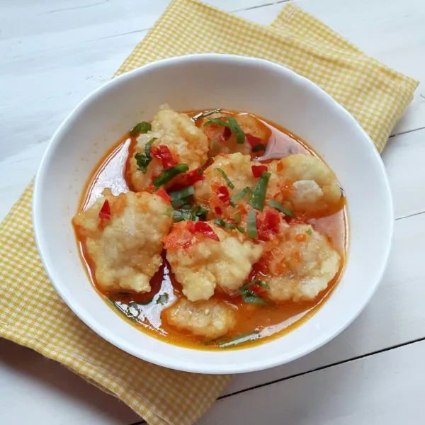 Tata beberapa potong cireng ke dalam mangkuk saji. Siram dengan kuahnya. Beri taburan daun bawang dan seledri. Siap disajikan.