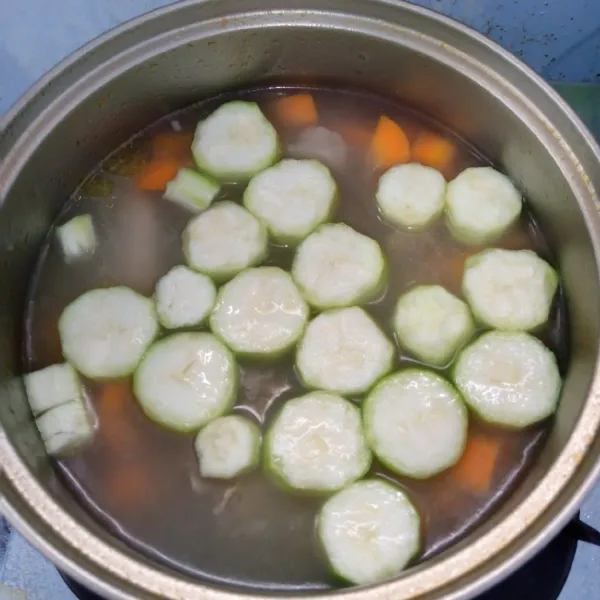 Masukkan bakso dan oyong, aduk rata.