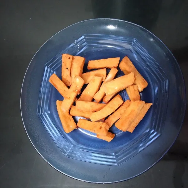 Goreng tahu kemudian angkat dan tiriskan.