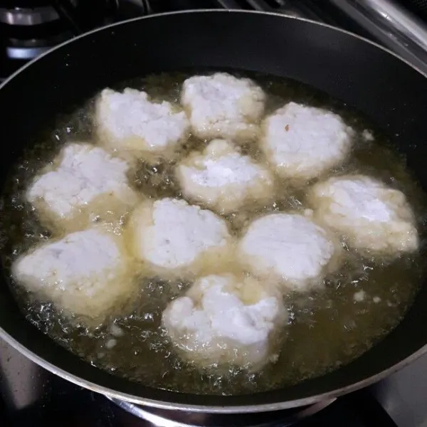Panaskan minyak sayur. Goreng cireng sampai matang. Angkat dan tiriskan.
