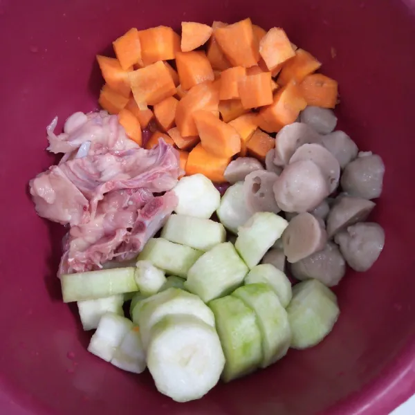 Potong oyong, wortel, bakso, dan tulang ayam.