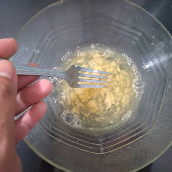 Pada mangkuk larutkan tepung maizena dengan 1 sdm air, lalu campurkan dengan putih telur, merica, dan kaldu jamur. Kocok rata.