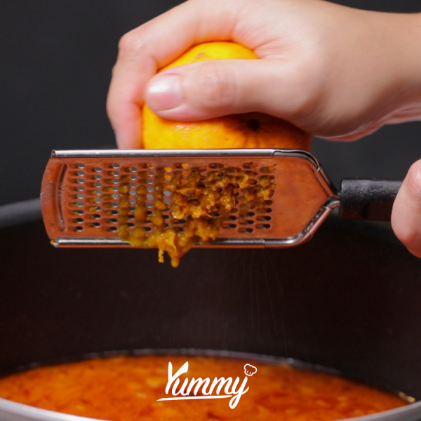 Boiling: tambahkan kaldu udang ke dalamnya, kemudian tambahkan thyme, parutan kulit jeruk, bay leaves, dan bubuk cabai. Aduk rata, rebus hingga simmering.
