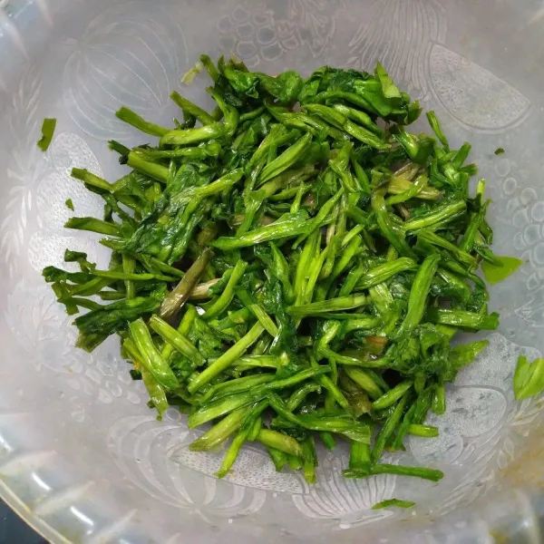 Setelah dipotong ambil secukupnya garam, lalu remas genjer dengan garam. Biarkan beberapa saat, kemudian tuang secukupnya air, dan biarkan lagi beberapa saat sampai air berubah warna yang berarti getah genjer keluar. Selanjutnya peras genjer, buang airnya. Bilas dengan air bersih.