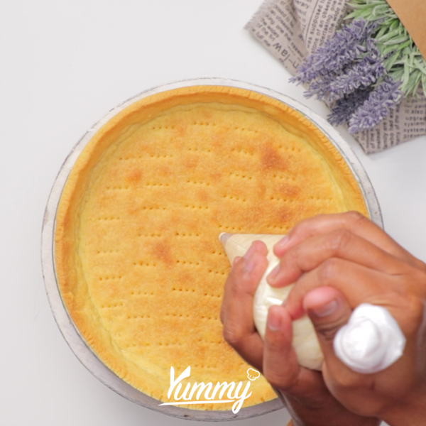 Siapkan kulit tartlet lalu isi dengan cheese cream original hingga setengah penuh lalu hias dengan berry cheese cream secara memutar, oles dengan agar-agar hingga mengkilat.  Setelah itu hias dengan berry dan daun mint yang telah disediakan.