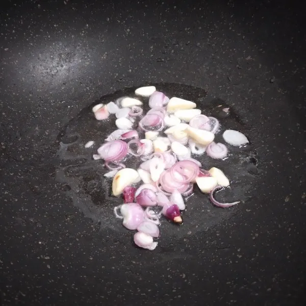 Tumis bawang hingga layu dan harum.