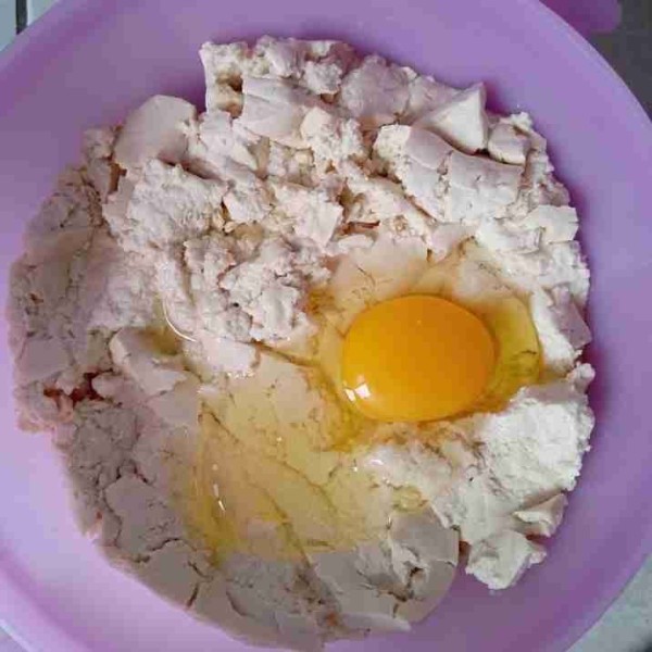 Masukkan telur kemudian aduk hingga rata.