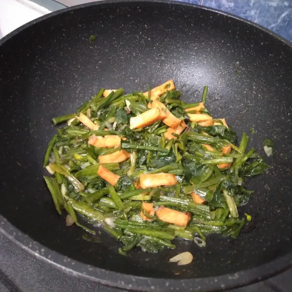 Masukkan tahu goreng bersama garam, merica, kaldu jamur, dan gula pasir. Aduk rata, tes rasa. Masak hingga matang, jangan sampai overcook.