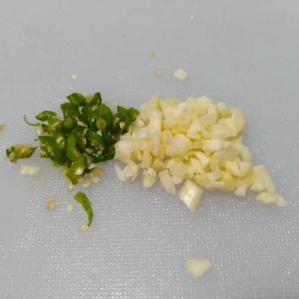Sambal: iris cabe hijau dan bawang putih dicincang halus.