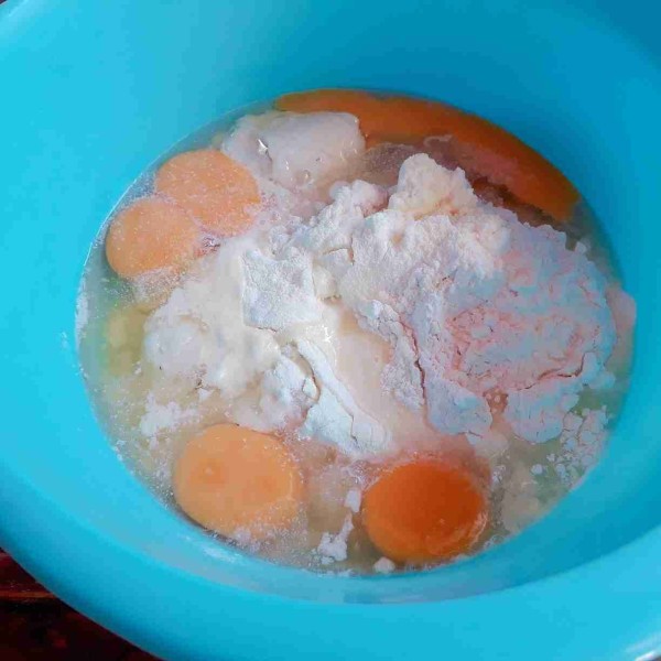 Masukkan ke dalam mangkok telur, gula, SP, tepung terigu, tepung maizena, dan susu bubuk.