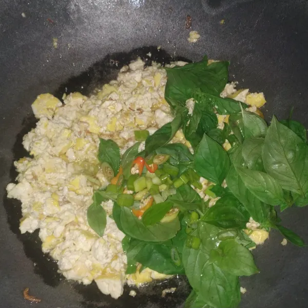 Tambahkan cabe rawit dan daun kemangi.