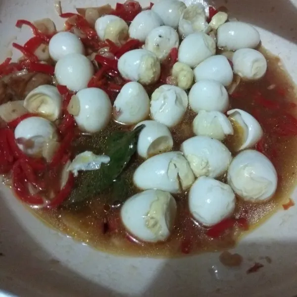 Masukkan telur puyuh, aduk rata.