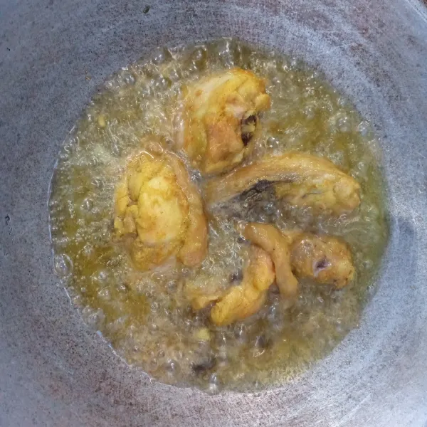 Pisahkan ayam dengan bumbunya kemudian goreng sampai kuning kecoklatan.