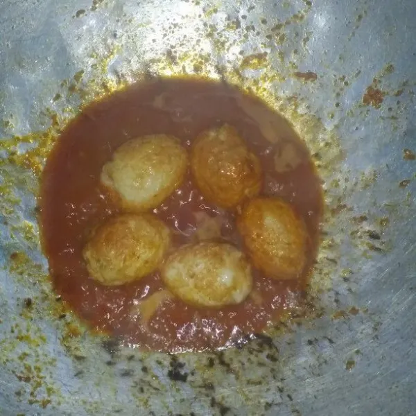 Masukkan telur, aduk rata. Masak sampai bumbu meresap. Sajikan.