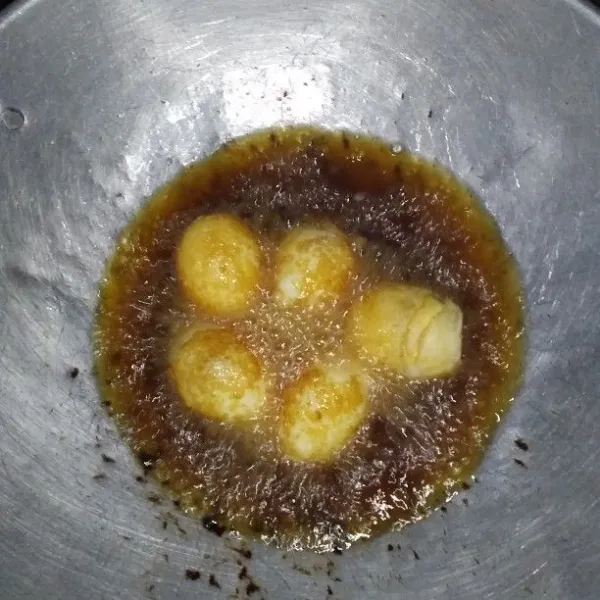 Goreng telur yang telah direbus kemudian goreng sampai berkulit.