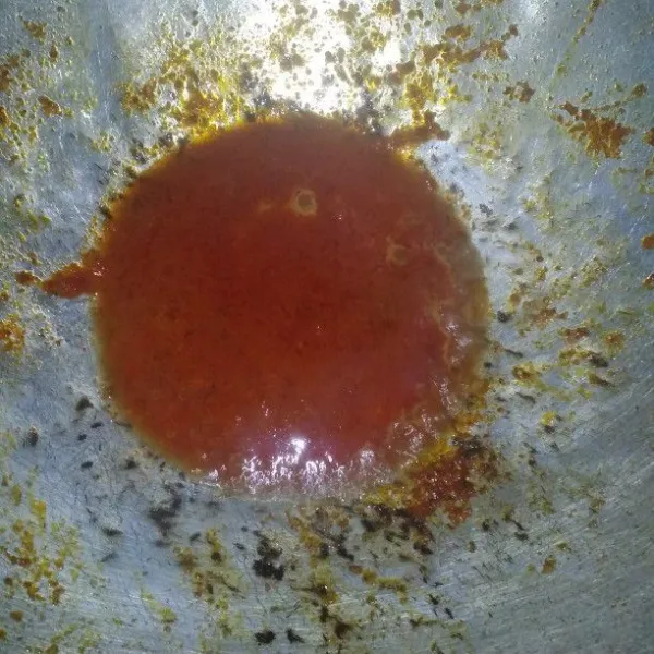 Tambahkan sedikit air, masukkan gula, garam, lada, dan penyedap rasa. Aduk rata, masak sampai mendidih sambil dites rasa.