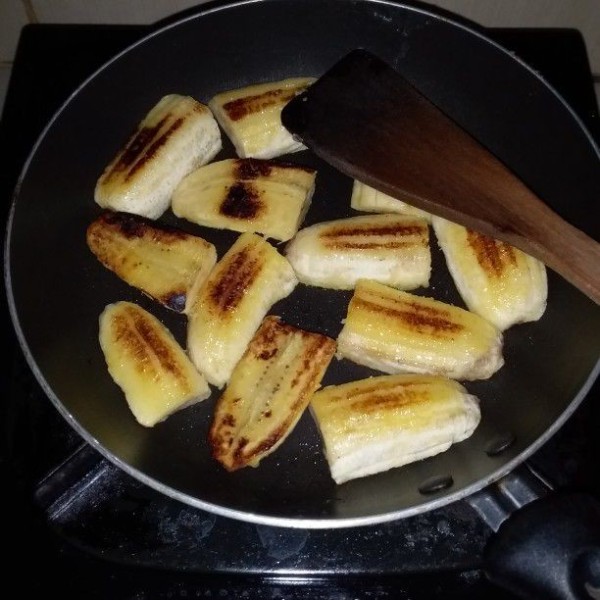 Potong pisang menjadi 4 bagian atau sesuai selera. Lelehkan margarin. Goreng pisang hingga kedua sisi berwarna kecoklatan.