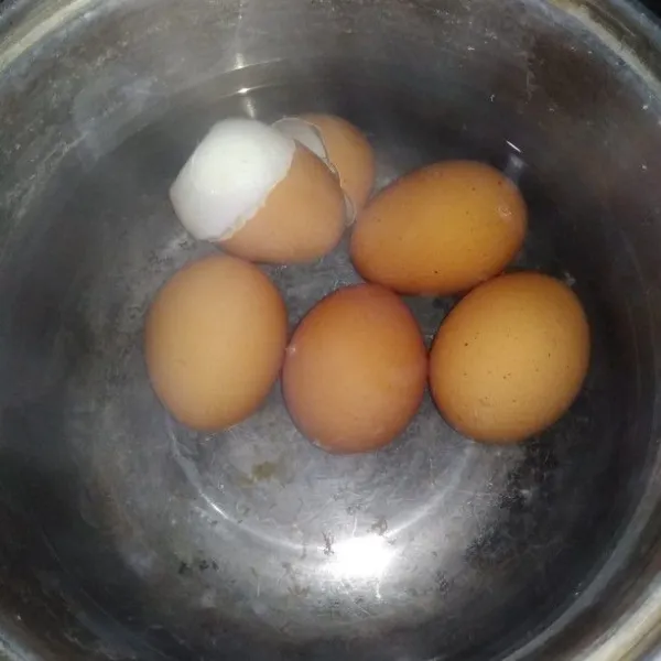 Rebus telur sampai matang.